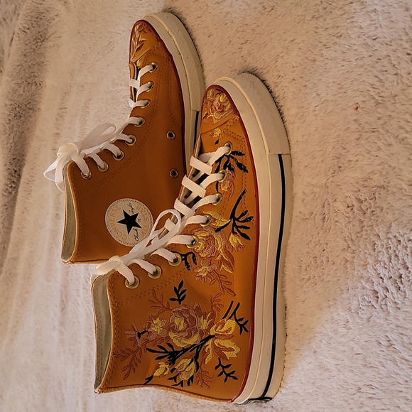 Converse Shoes - LADIES LEATHER EMBROIDERED CHUCK TAYLOR SIZE 9